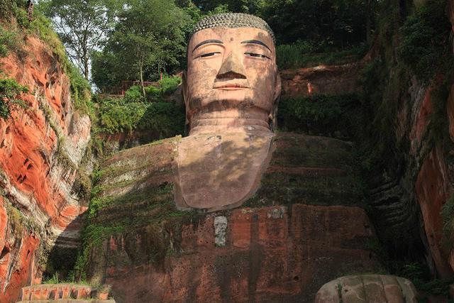 樂山大佛為何以屹立千年？又為何既不雙手合十也不打坐呢？