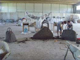 hj1709 箱包雕塑泥塑_青島國際服裝城不銹鋼雕塑、石雕、玻璃鋼雕塑_濱州宏景雕塑有限公司